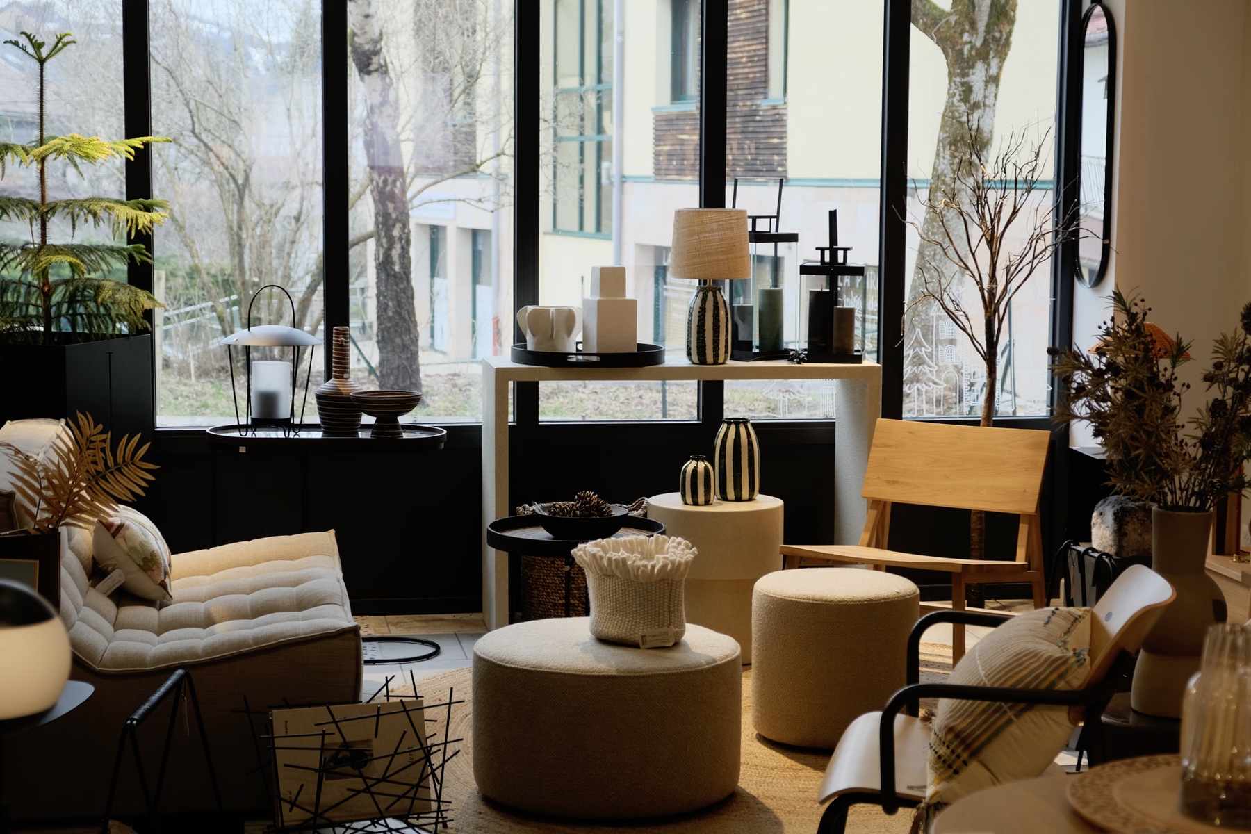 Salon et objets de décoration présentés dans la boutique