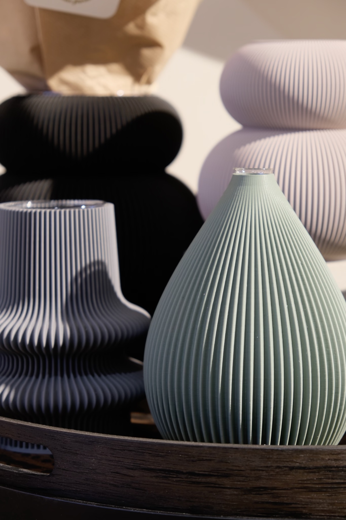 Vases texturés et objets colorés en vitrine
